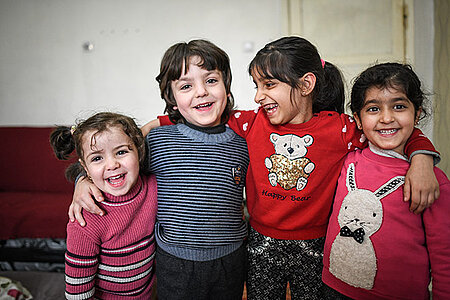 Lachende syrische Kinder in der Türkei