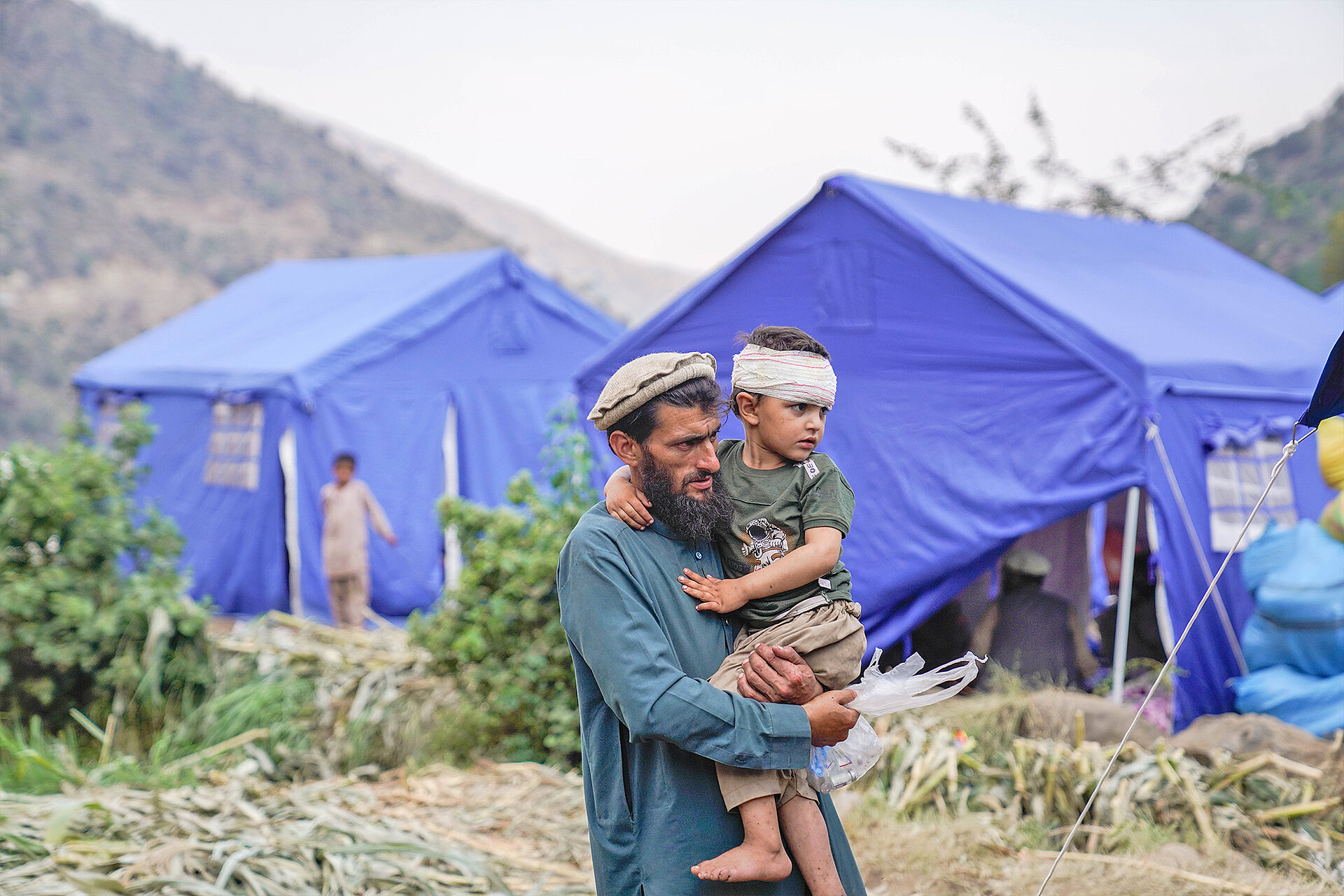 Vater mit Kind nach dem Erdbeben in Afghanistan 