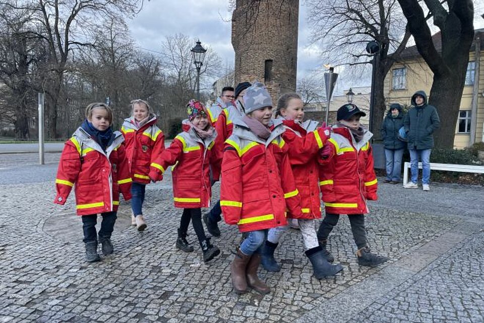 Die Jüngsten des KV Brandenburg/Havel, JRK Kinder mit der DRK-Fackel