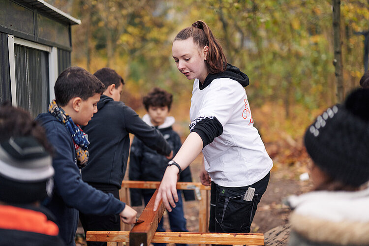 Ehrenamtliches Projekt des DRK Kreisverband Berlin - Nordost im Berliner Bezirk Marzahn. Handwerkliches Arbeiten und Gartenumbau für Kinder, betreut von jungen Freiwilligen
