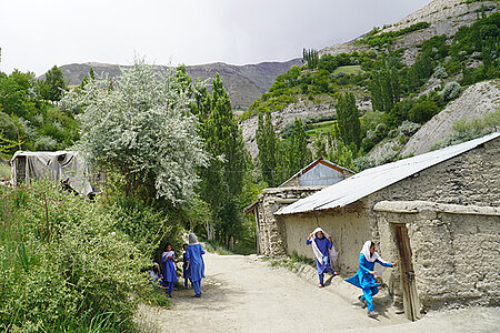 Überschwemmungs-Gebiet: Pakistanische Schülerinnen auf ihrem Schulweg