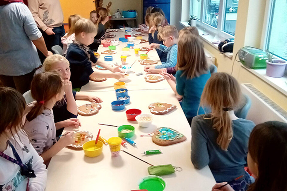 Kinder basteln an einem Tisch