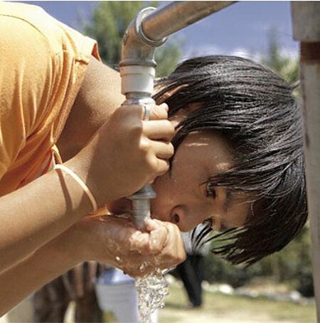 Brunnen Trinkwasser Mädchen trinkt Wasser