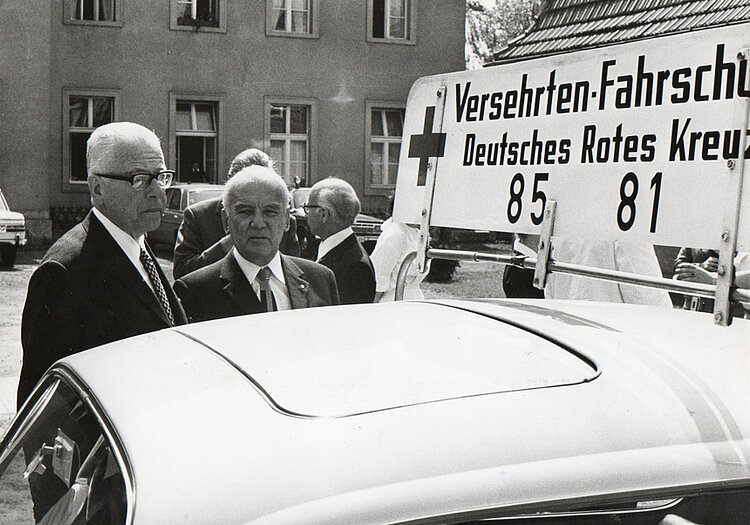 Begutachtung eines Fahrzeugs der "Versehrten-Fahrschule des Deutschen Roten Kreuzes" (Rotkreuz-Museum Berlin e.V.)