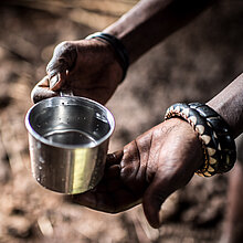 Nur eine Tasse Wasser am Tag