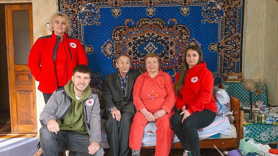 Winterhilfe in der Ukraine Gruppenbild mit Rotkreuzlerinnnen