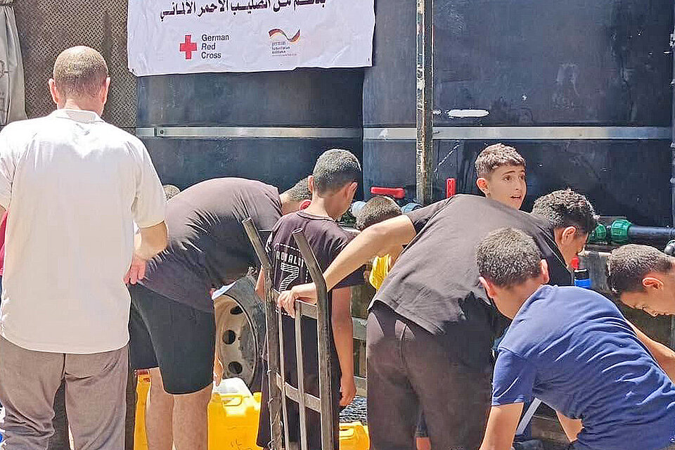 DRK und PRCS verteilen Wasser im Gazastreifen 