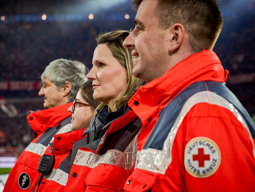 Ehrenamtliche des DRK in Bereitschaft in einem Fußballstadion