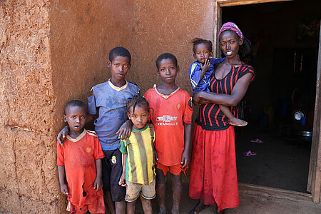 Foto: Äthiopische Familie vor ihrem Zuhause