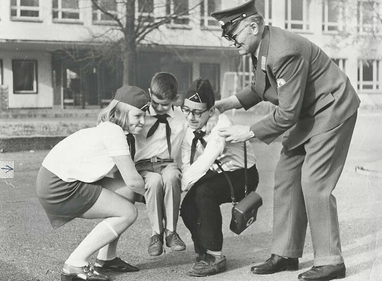 Ein Angehöriger des DRK der DDR und zwei Thälmann-Pioniere üben das Heben eines Jungen, um 1970 (Heinz Hauswald / DRK)