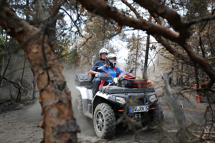 Einsatz von Kräften der Bergwacht des DRK LV Sachsen und der Feuerwehr beim Vegetationsbrand im Nationalpark Sächsische Schweiz. Helfer der Bergwacht unterwegs im All Terrain Vehicle (ATV)