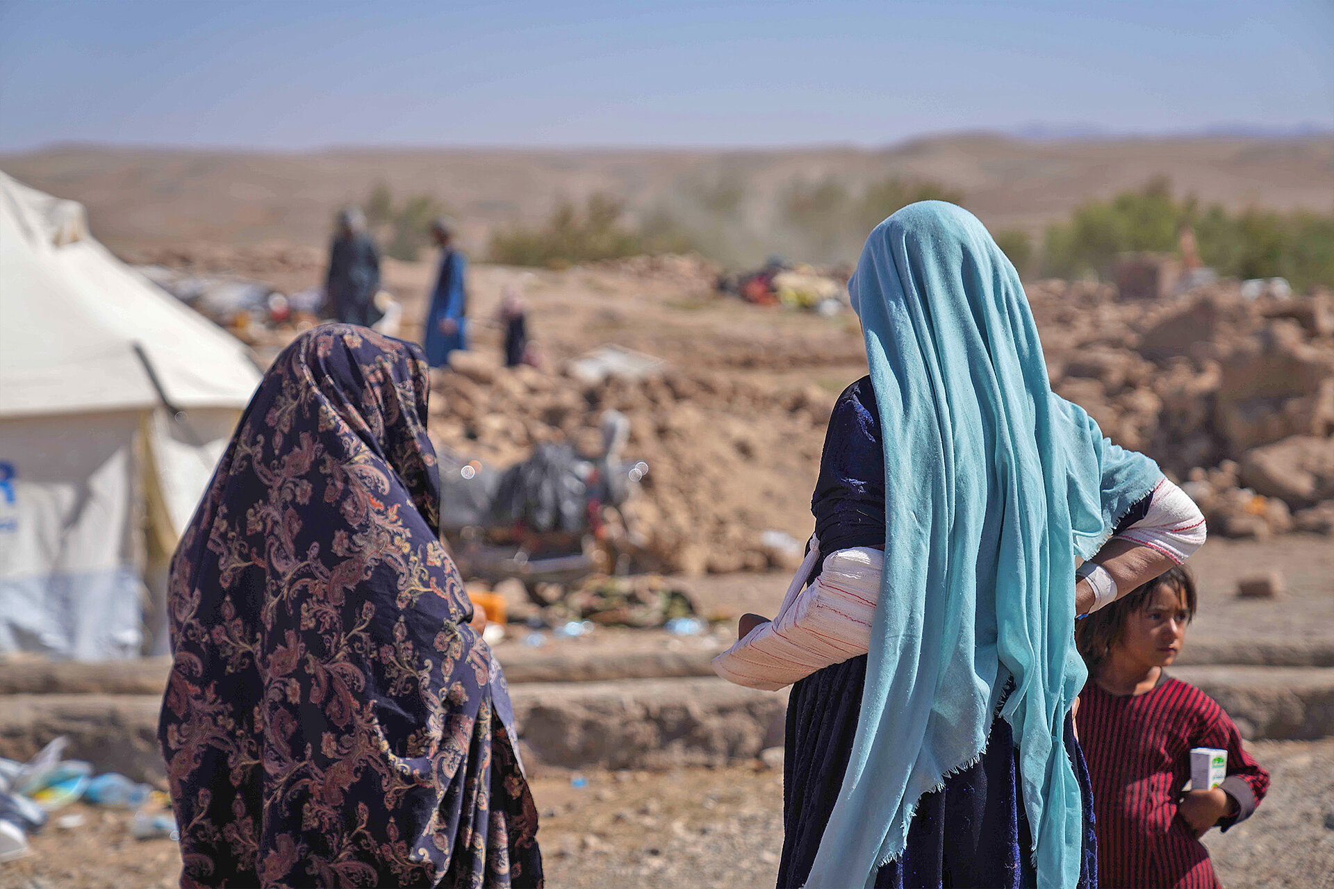 Zwei Frauen und Kind nach dem Erdeben in Afghanistan 