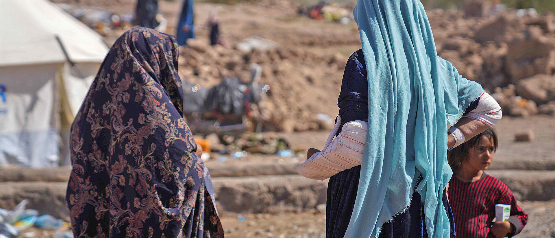 Zwei Frauen und Kind nach dem Erdbeben in Afghanistan
