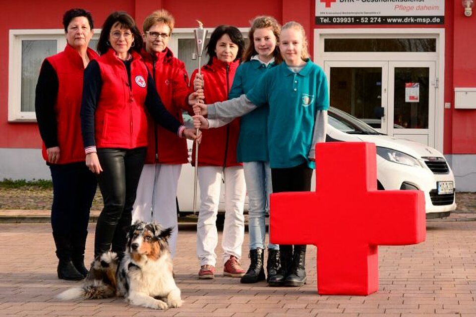 Katharina Birich zusammen mit einigen Mitarbeiterinnen aus ihrem Team vor dem Ambulanten Gesundheitsdienst in Röbel.