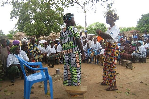 Zwei Togolesinnen vor Publikum