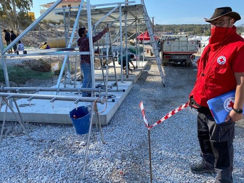 DRK-Helfer beim Aufbau der Wasser- und Hygieneversorgung