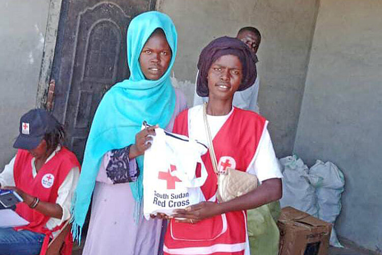 Südsudanesisches Rotes Kreuz verteilt Hygieneartikel 