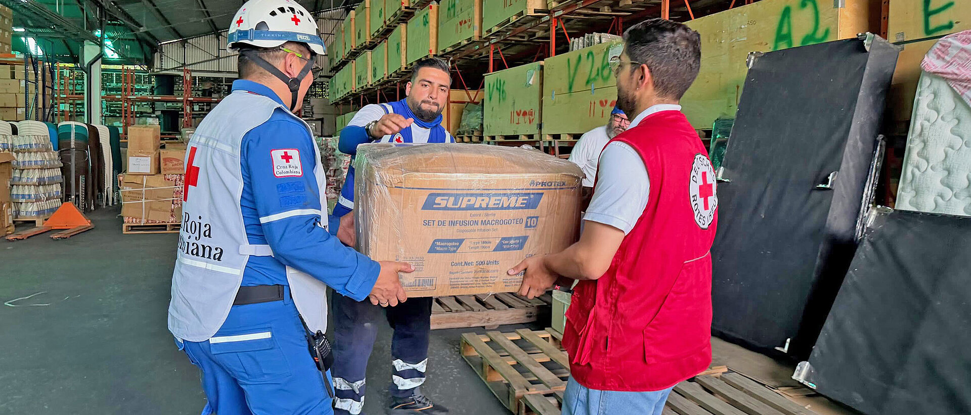 Humanitäre Hilfe nach dem Erdbeben in Venezuela Rotkreuz-Helfer verladen Hilfsgüter nach dem Erdbeben in Venezuela