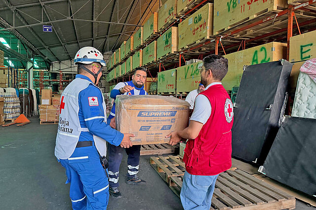Rotkreuz-Helfer verladen Hilfsgüter nach dem Erdbeben in Venezuela 