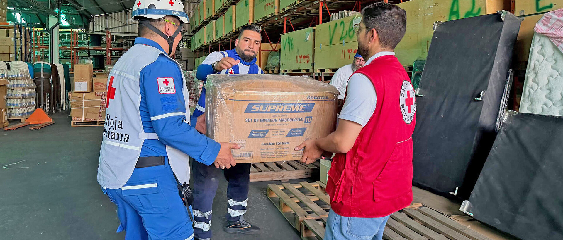 Rotkreuz-Helfer verladen Hilfsgüter nach dem Erdbeben in Venezuela 