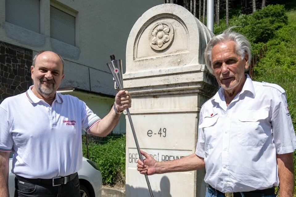 Übergabe der DRK-Fackel vom ÖRK an das IRK am Brennerpass