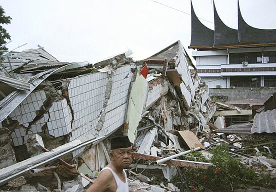 Foto: Ein alter Mann vor Haustrümmern