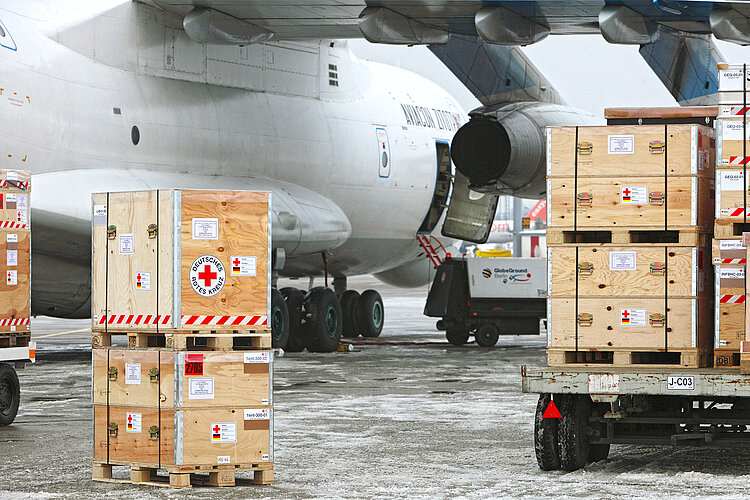 Holzkisten vor Flugzeug