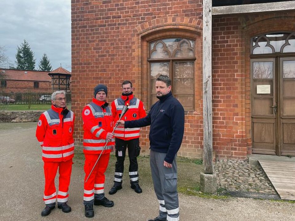 Übergabe der Fackeln vom übergab Kreisbereitschaftsleiter Hendrik Janz (OPR) an Kreisbereitschaftsleiter Marc Histermann (Bereitschaft Pritzwalk) und stellvertretender Kreisbereitschaftsleiter Jürgen Jahnke und Sanitäter Nick Pitzke (beide Bereitschaften Wittenberge).