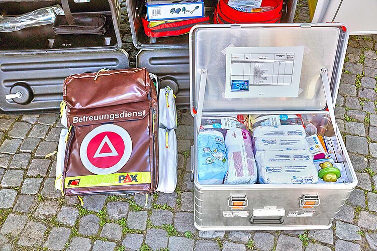 Kisten und Rucksack mit Ausrüstung