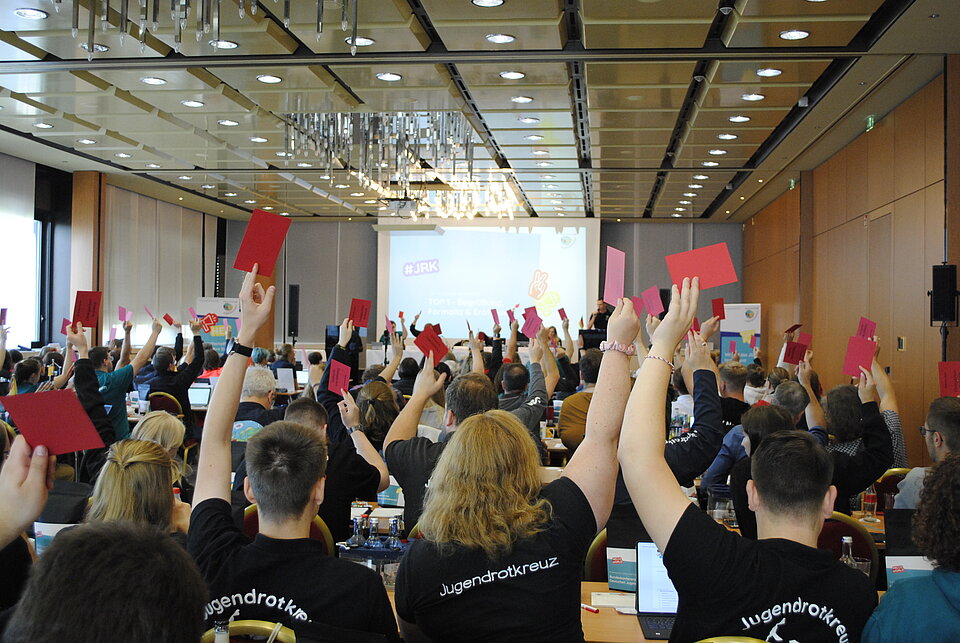 Menschen bei der Abstimmung auf der aktuellen JRK-Bundeskonferenz