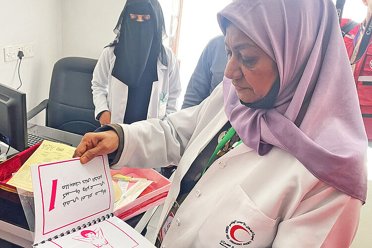 Leiterin der Mutter-Kind Klinik mit Krebsvorsorge-Materialien in Amran, Jemen.g