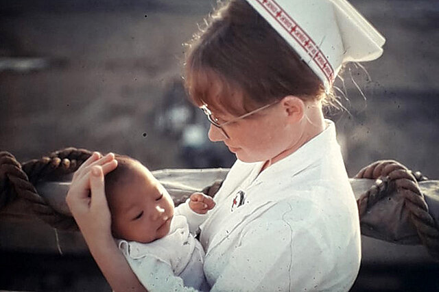Foto: DRK-Schwester mit Baby im Arm