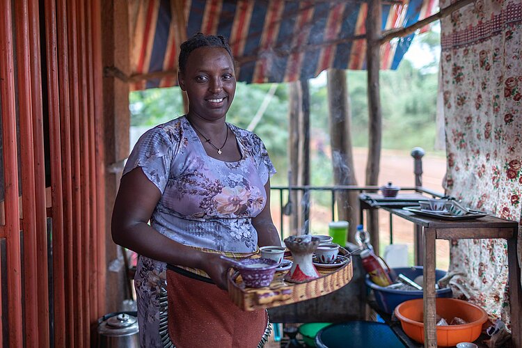 Frau in offenem Café