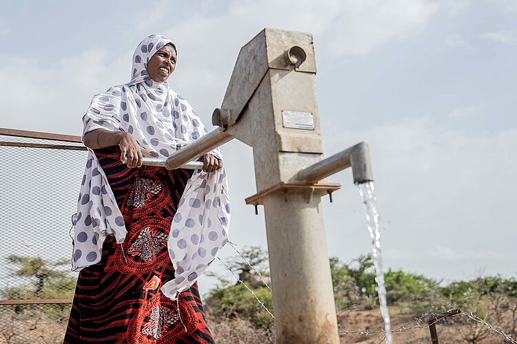Äthiopierin bedient neuen Brunnen