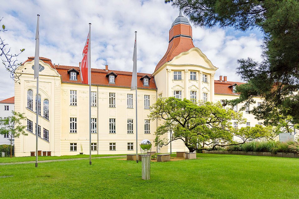 Skulptur auf Wiese vor DRK-Generalsekretariat 