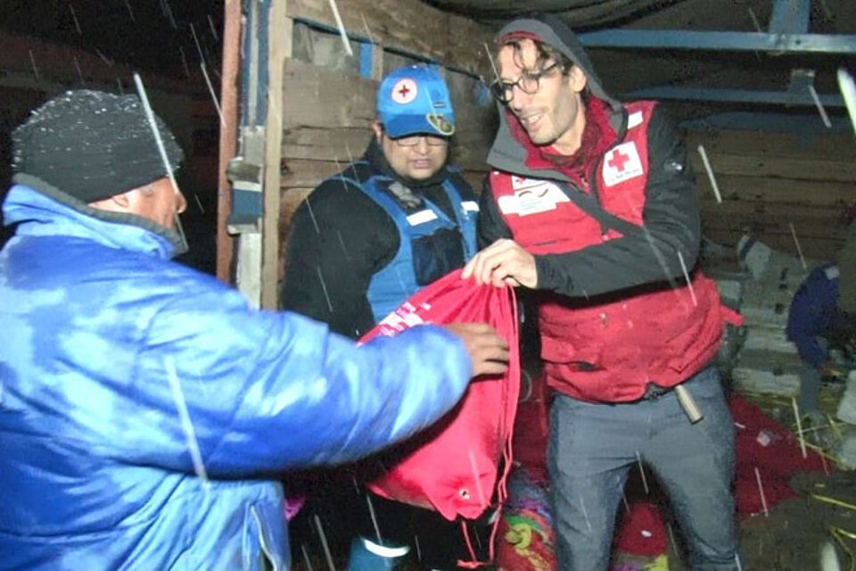 Helfer des Roten Kreuz verteilen Hilfsgüter in Peru