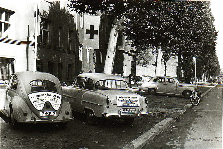 Die beiden Fahrzeuge der "Versehrten-Fahrschule" in Berlin (Rotkreuz-Museum Berlin e.V.)