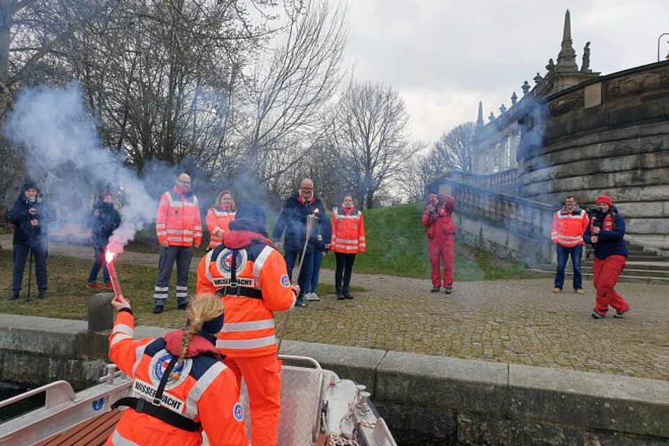 DRK-Fackel erreicht Brandenburg nach Havelüberfahrt mit der Wasserwacht