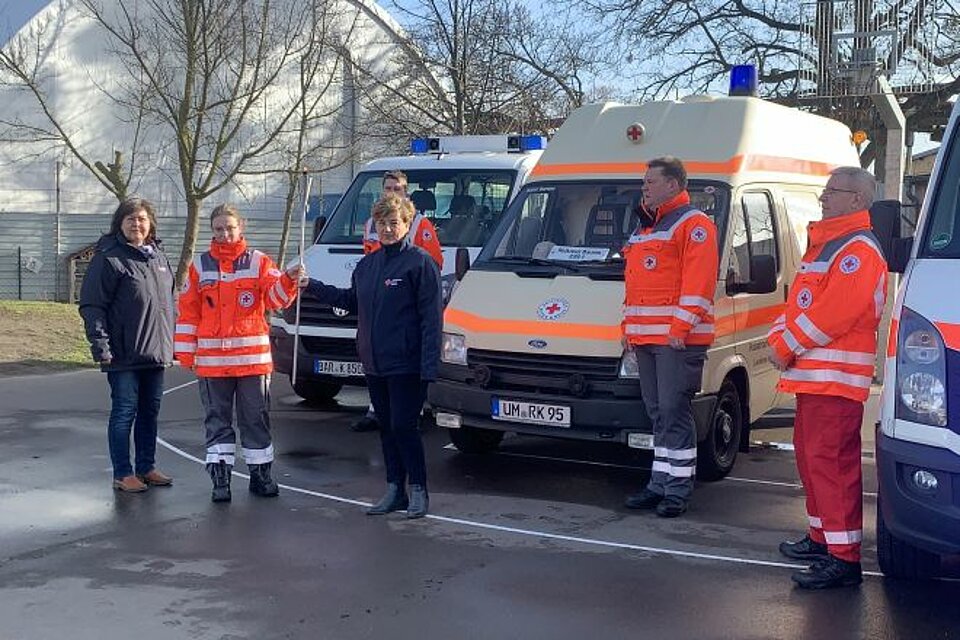 Ehrenamtliche des KV Niederbarnim und KV Uckermark mit der DRK-Fackel