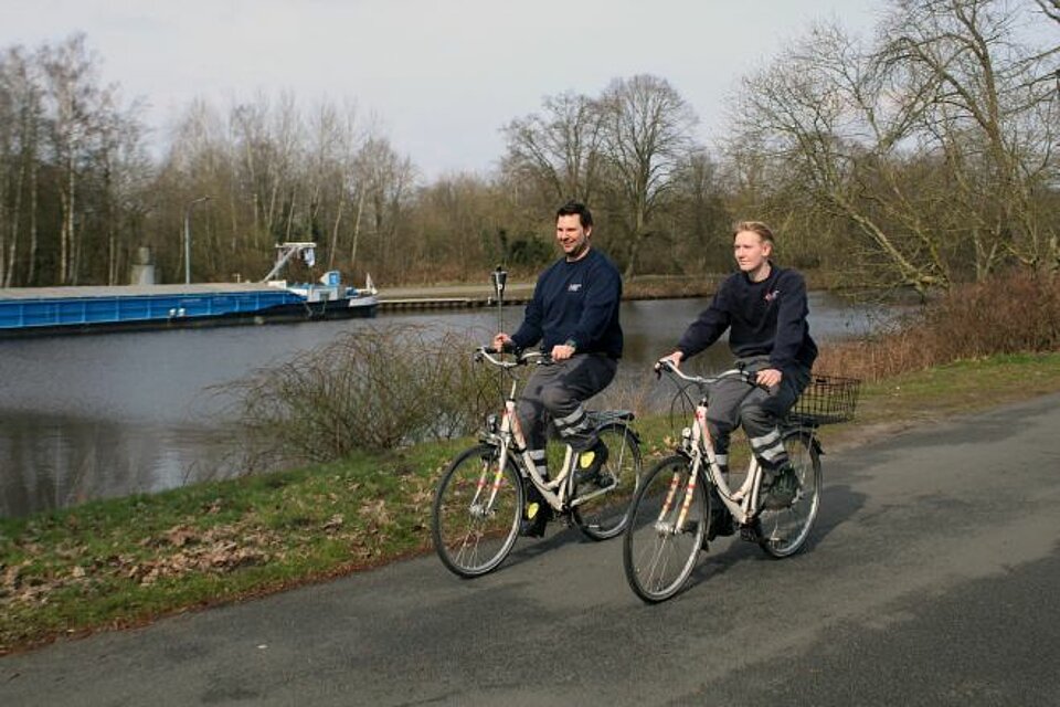 DRK-Fackel mit Ehrenamtlichen des KV Oldenburg auf dem Fahrrad