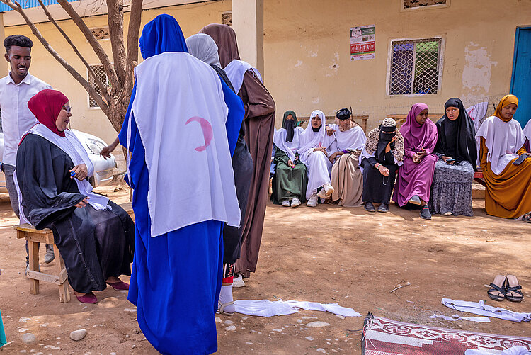 In einer Gemeinde in Somalia wiird Erste Hilfe geübt