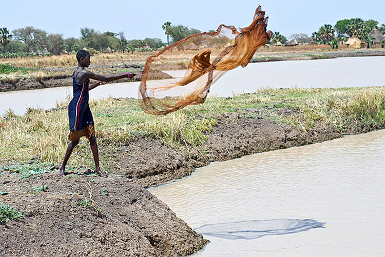 Südsudanische Frau beim Fischen