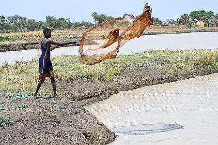 Hilfe für Frauen im Südsudan - Frau beim Fischen