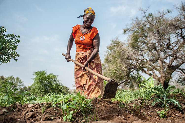 Foto: Mosambikanische Frau bei der Gartenarbeit