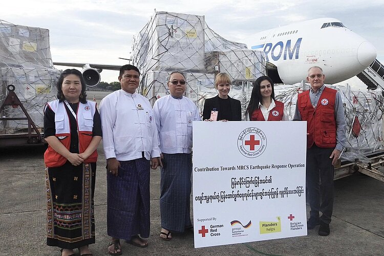 Am Flughafen in Myanmar werden die Hilfsgüter entgegengenommen