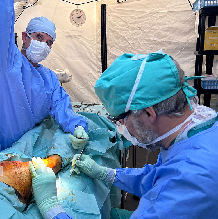 Zwei Mitarbeiter des IKRK-Feldkrankenhauses in Rafah operieren einen Patienten