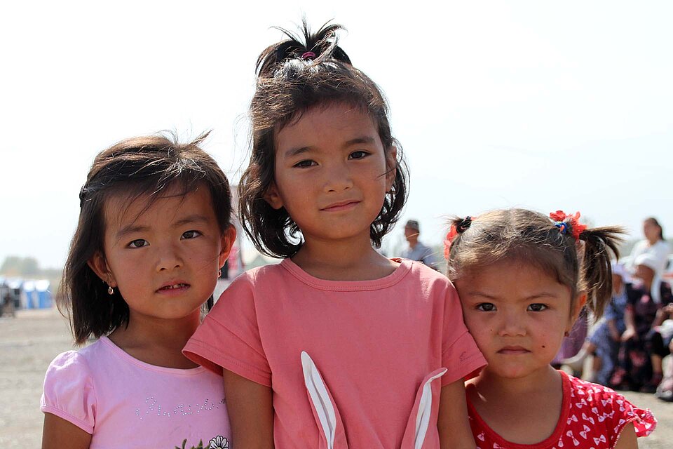 Portrait von drei kirgisischen Mädchen