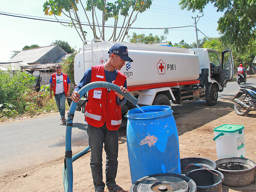 Rotkreuzhelfer mit Wassertruck 