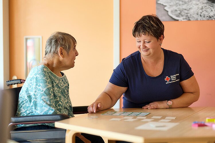 DRK-Mitarbeiterin bei Förderübung mit Frau