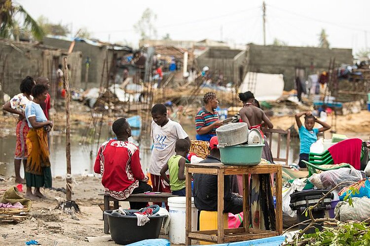 Betroffene in Beira vor dem Ausmaß der Zerstörungen in Mosambik
